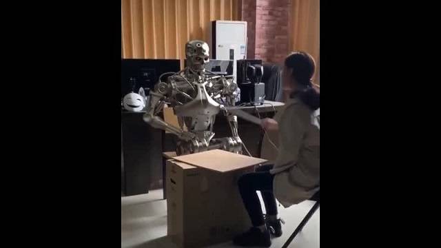 Летающий робот совершил атаку на людей. началось восстание машин?