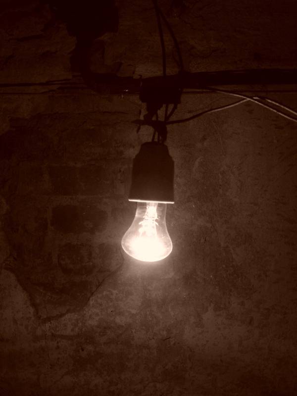 Кто изобрел лампочку ильича и почему она так называется?