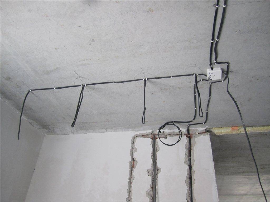 Проводка по деревянному потолку - основные требования к безопасности и виды монтажа