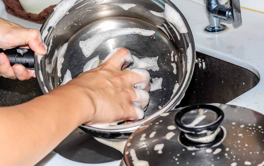 Средство для чистки посуды из нержавеющей стали: чем можно чистить и мыть внутри и снаружи, что нельзя делать и почему?