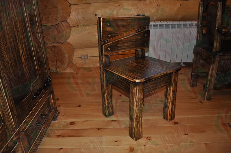 Мебель из дерева под старину: видео-инструкция как сделать своими руками, особенности деревянных столов, сундуков, кухонь, кроватей, бра, цена, фото