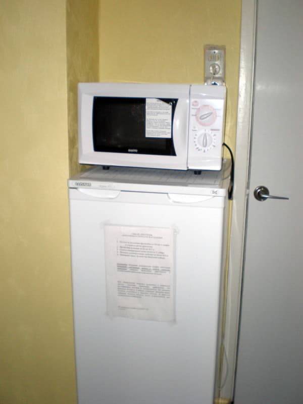 Можно ли и как поставить микроволновку на холодильник?