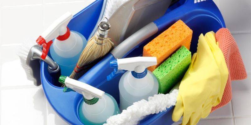 Средство для уборки кухни: рейтинг хороших моющих составов для чистки кухонных приборов, сантехники, посуды, пола, мебели, столешниц, окон, люстр