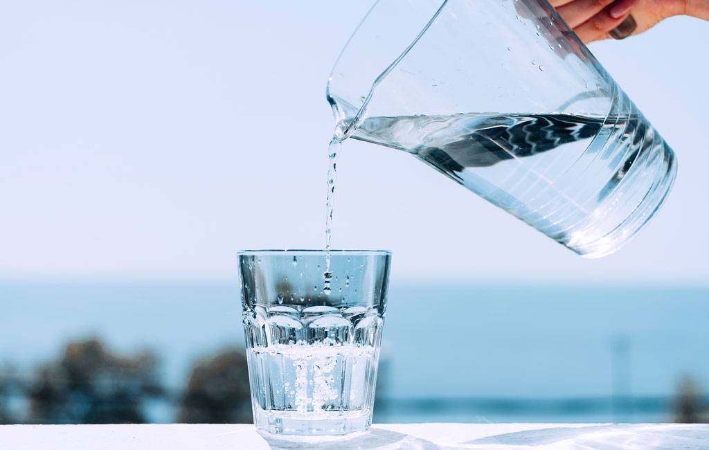 Почему на рабочем столе необходим стакан с водой?
