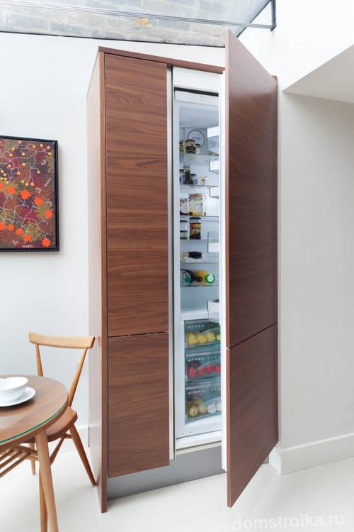 Можно ли встроить обычный холодильник в шкаф? не советуем! и вот почему