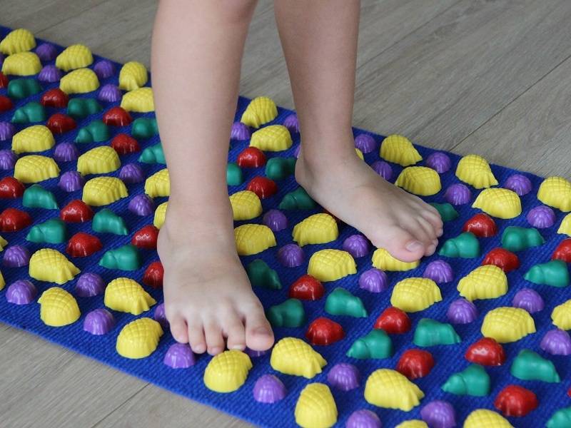 Как сделать массажный (ортопедический) коврик для детей своими руками + фото
