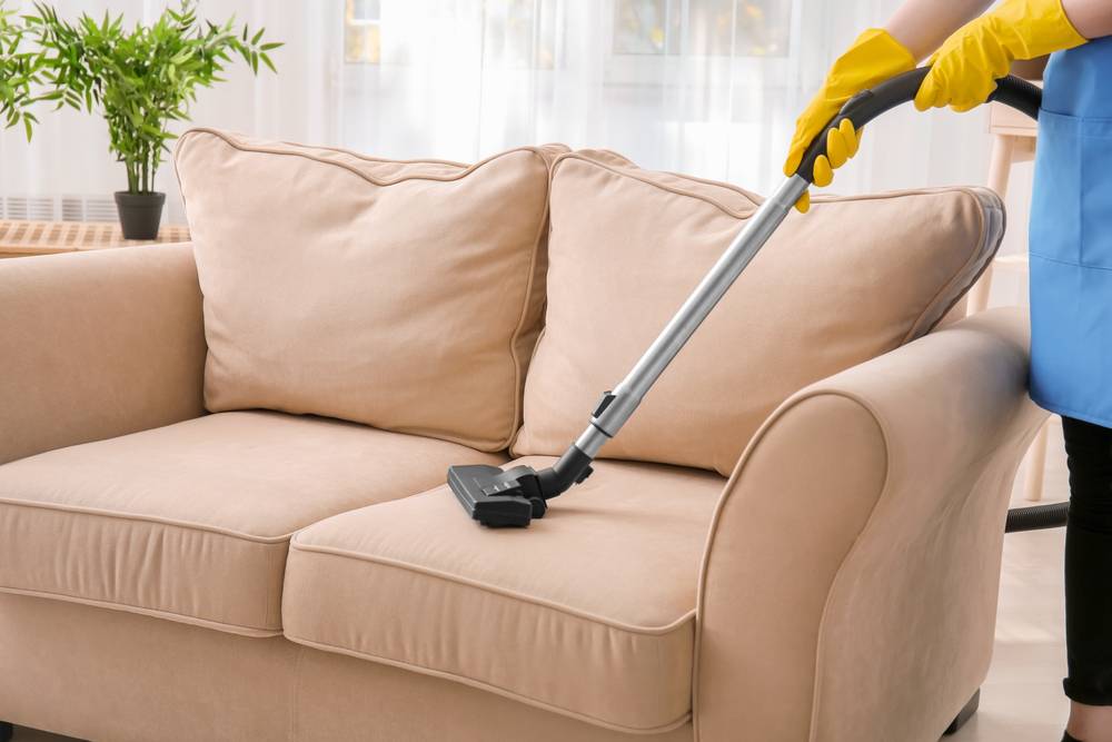 Как очистить диван в домашних условиях: советы и простые способы чистки