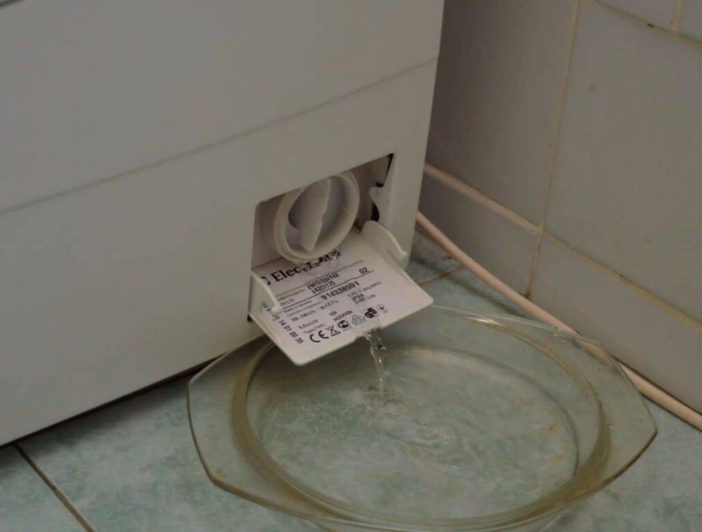 Почему стиральная машина течет при стирке