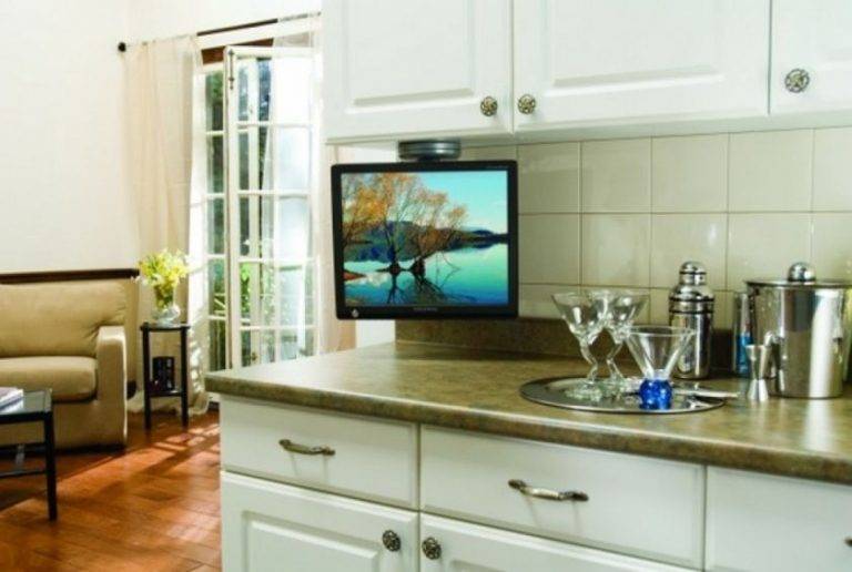 Телевизор на кухне — проводите время на кухне интересно! +76 фото обустройства