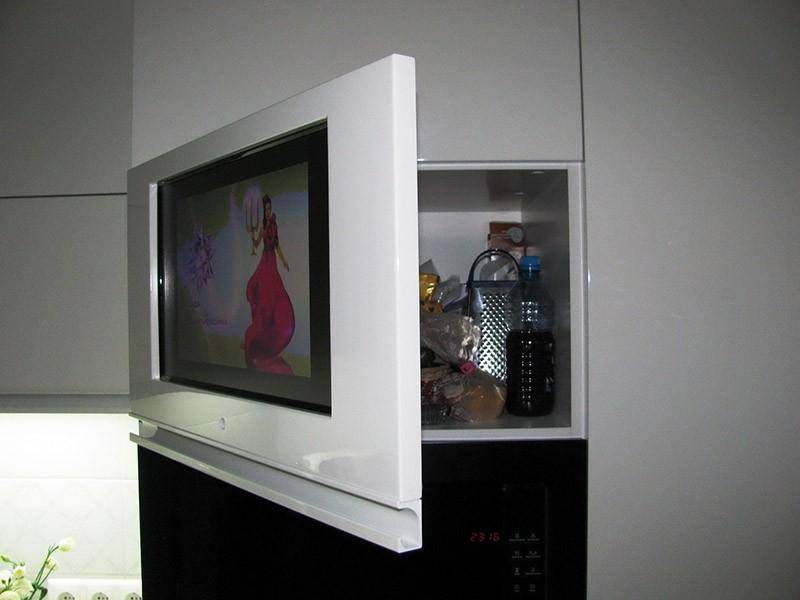 Телевизор на кухне: как выбрать размер и где расположить?