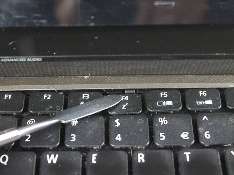 Как правильно снимать клавиши с клавиатуры ноутбука?