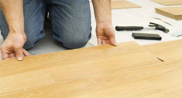 Как легко и просто постелить ламинат на деревянный пол: подробная инструкция со всеми нюансами