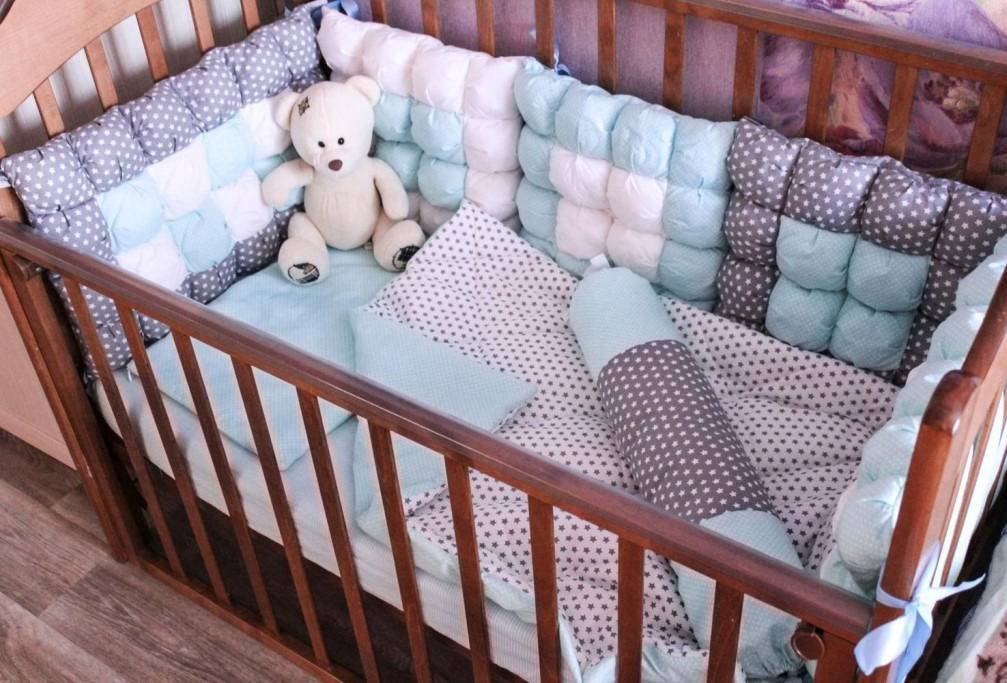 Какое одеяло лучше для новорожденного в кроватку или коляску?