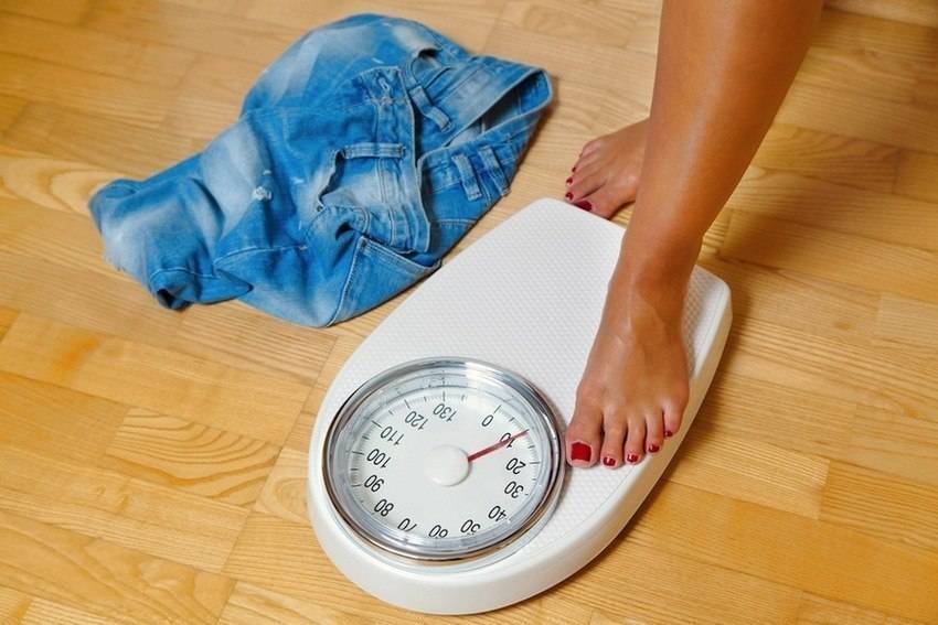 Почему напольные электронные весы показывают разный вес?