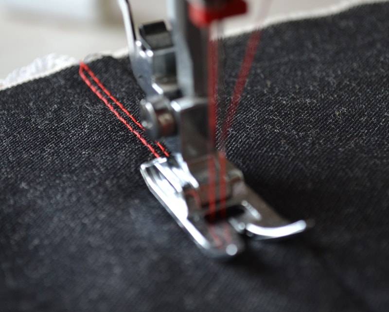 Как шить трикотаж на обычной швейной машинке, что делать, если она пропускает стежки?
