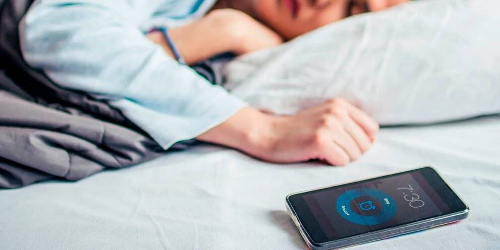 Опасность рядом: веские причины не спать с телефоном под подушкой