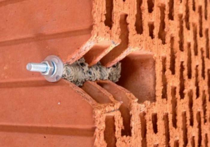 Как вбить гвоздь в бетонную стену