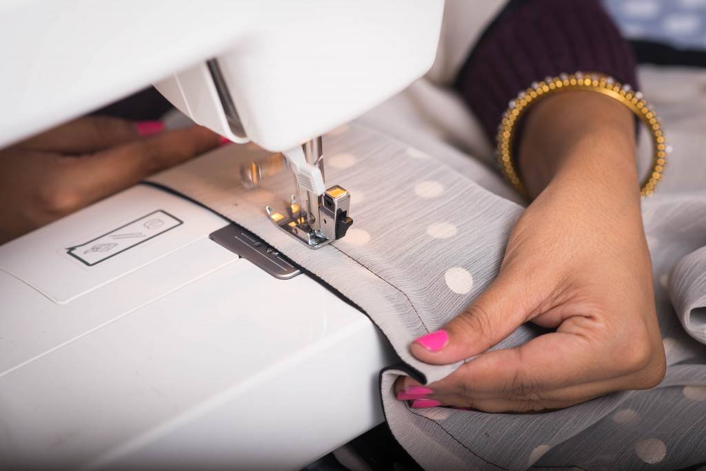 Как научиться шить на швейной машинке с нуля: советы и пошаговая инструкция для новичков