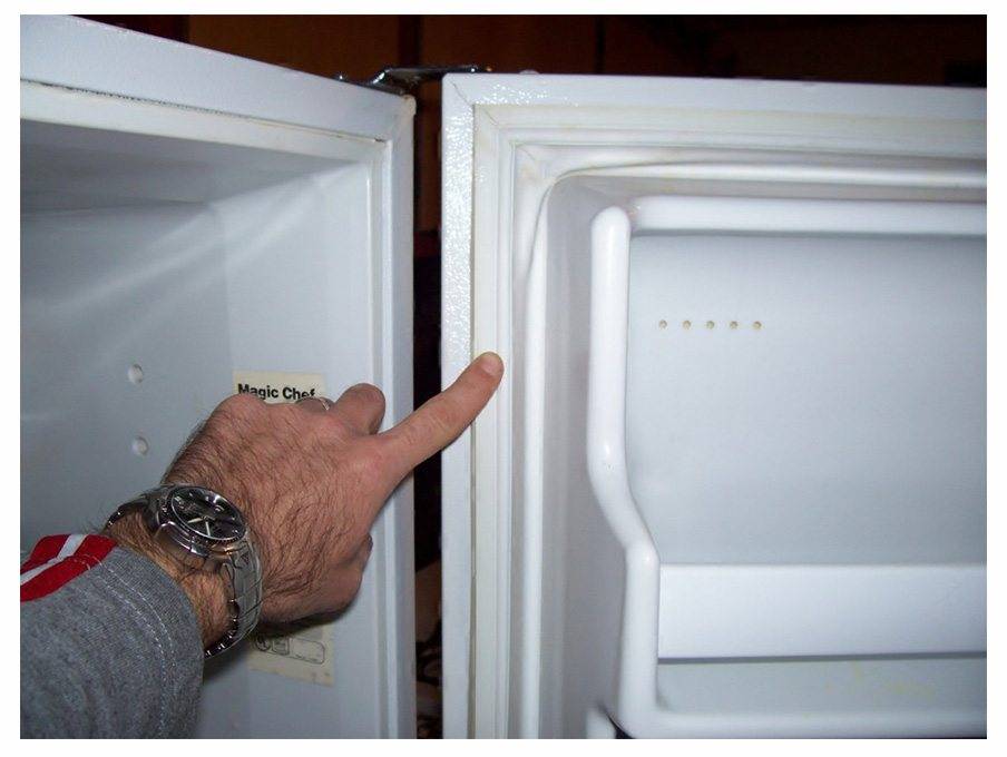 Дверца холодильника не плотно закрывается