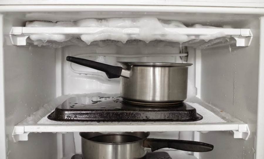 Можно ли ставить горячее в холодильник, и как кастрюли с теплым супом выводят бытовую технику из строя