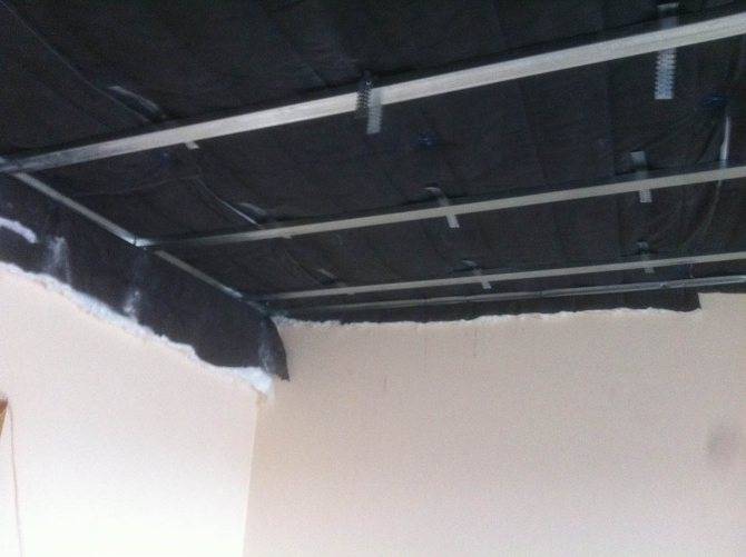 Звукоизоляция потолка в квартире с натяжным потолком: выбор материала, рекомендации по монтажу - 30 фото