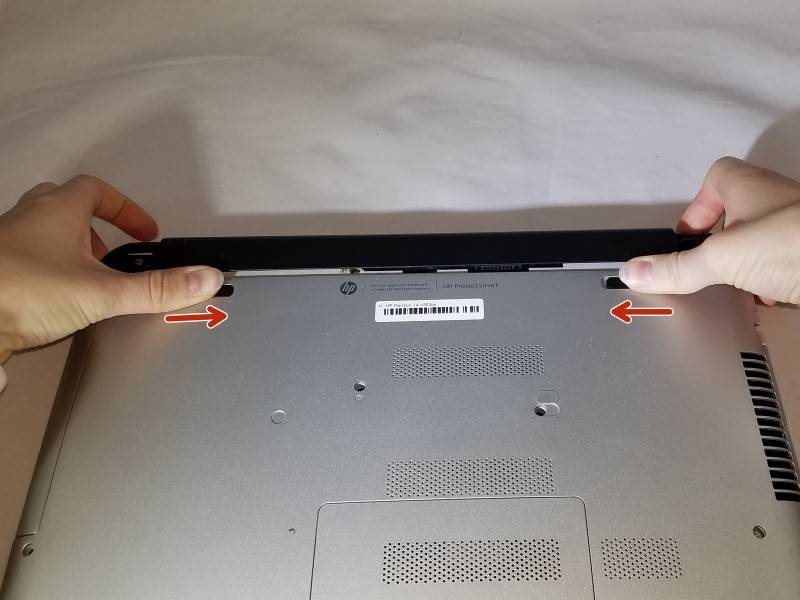 Вынимать ли батарею из ноутбука, если он работает от сети без