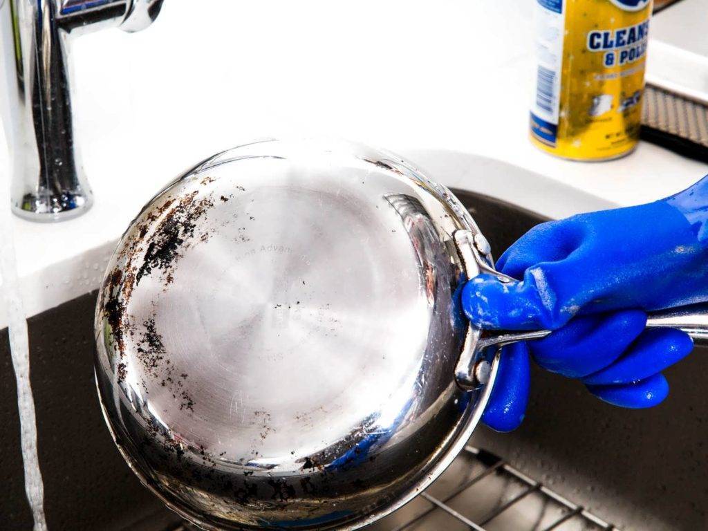 Как быстро помыть и почистить очень грязную посуду: лайфхаки