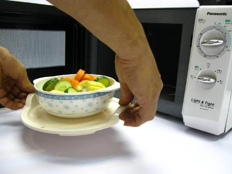 Какую посуду можно ставить в микроволновку: стекло, керамика, пластик