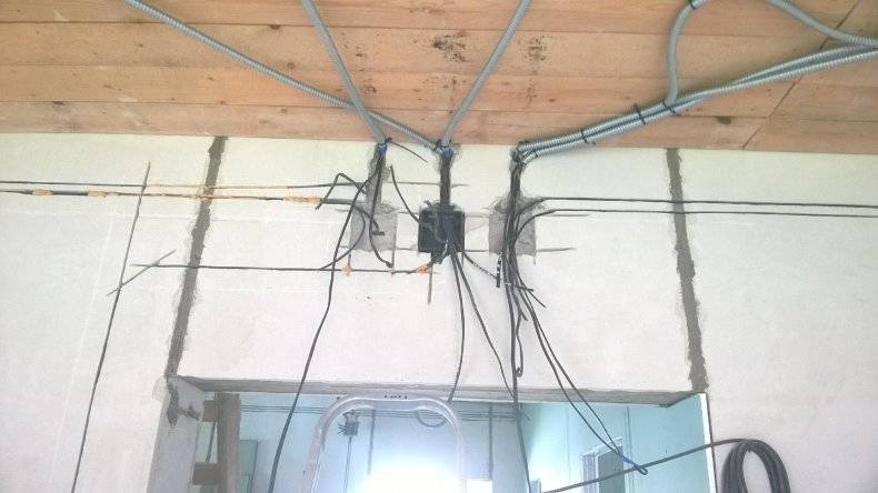 Разводка электрики по квартире по потолку: скрытая и открытая, в гофре и без