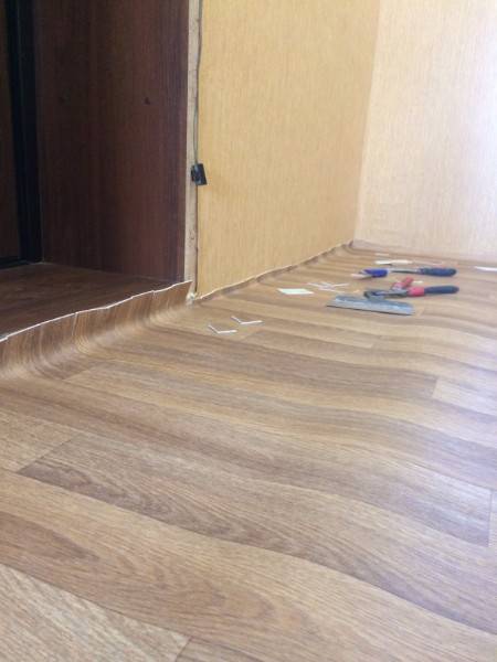 Как называется линолеум, который укладывается как ламинат
