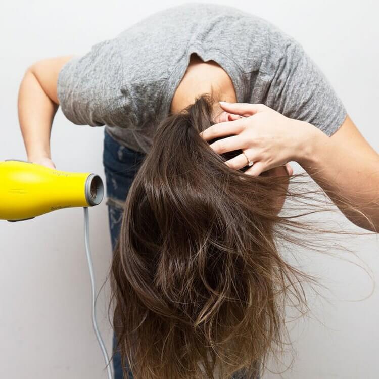 Сушить волосы феном: вредно ли, плюсы и минусы, техника безопасности при работе