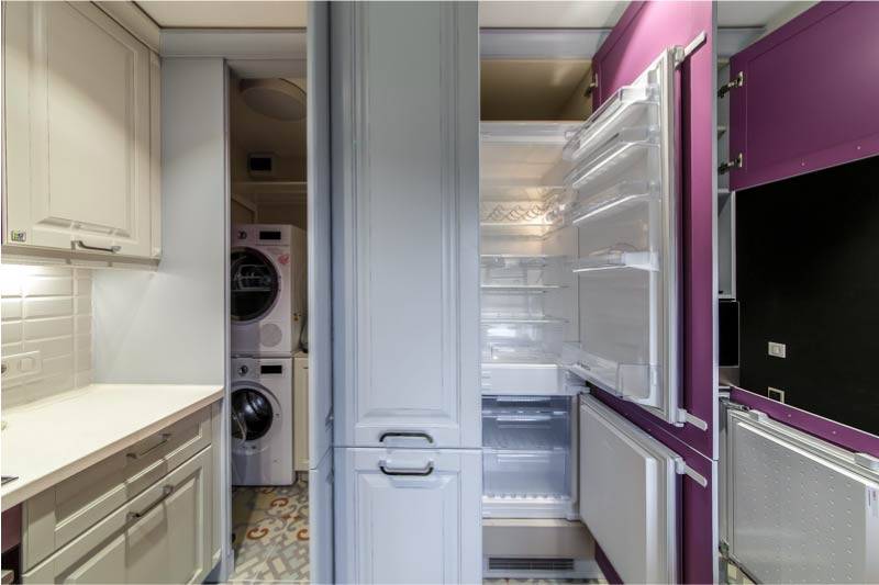 Можно ли поставить холодильник в шкаф купе?