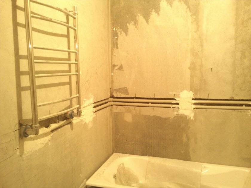 Ванна можно перенести. Полотенцесушитель на другую стену. Перенос полотенцесушителя в хрущевке. Полотенцесушитель на стене в ванной. Перенести полотенцесушитель на другую стену.