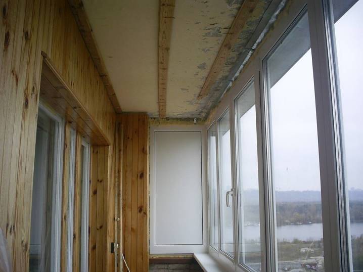 Отделка потолка на балконе – варианты материалов, характеристики, преимущества и недостатки