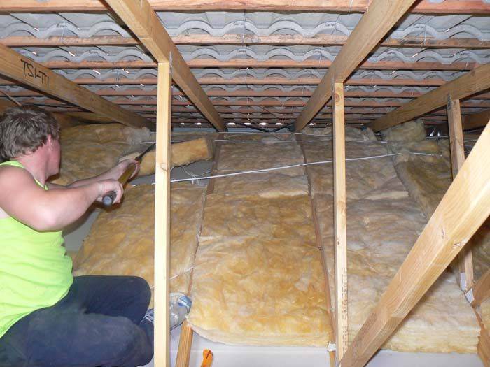 Как утеплить потолок в бане: современные материалы и технология работ