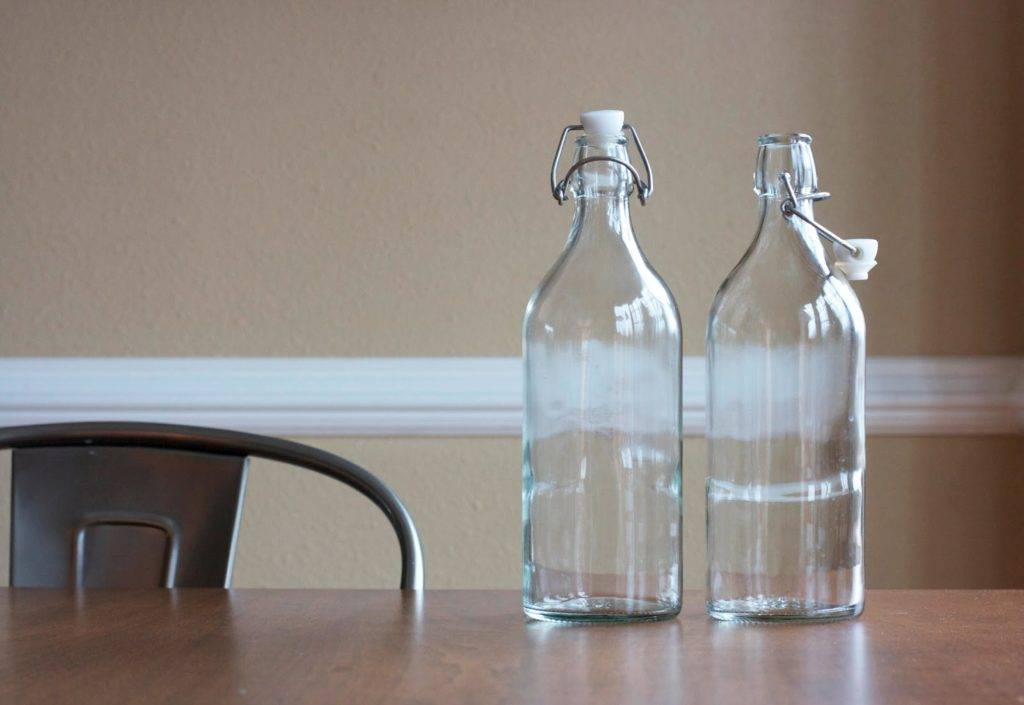 Что может произойти согласно приметам и суевериям, если оставить пустую бутылку на столе