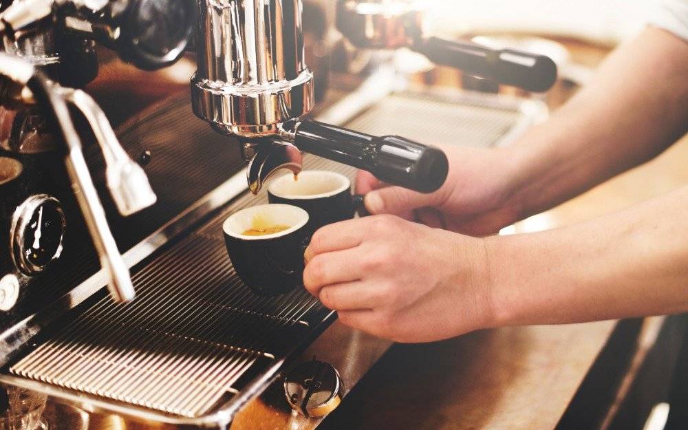 Как выбрать профессиональную кофемашину для обычной и мобильной кофейни