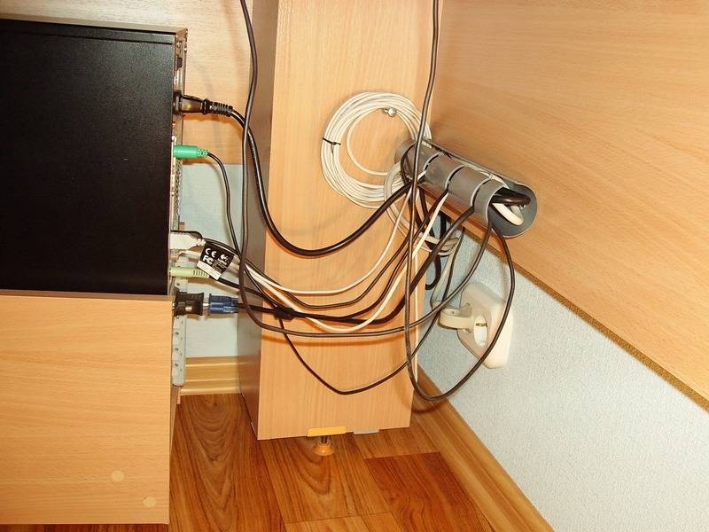 Как спрятать провода от компьютера: простые решения для дома