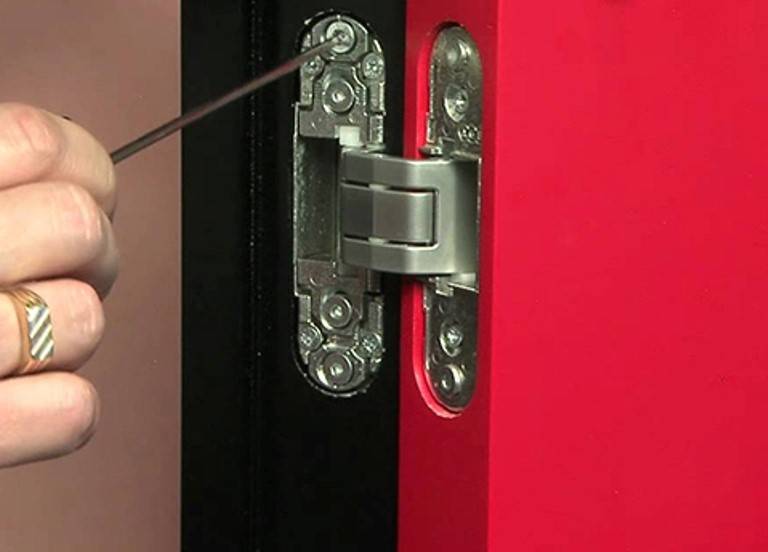 Как осуществить установку дверных петель и как навесить на них дверь?