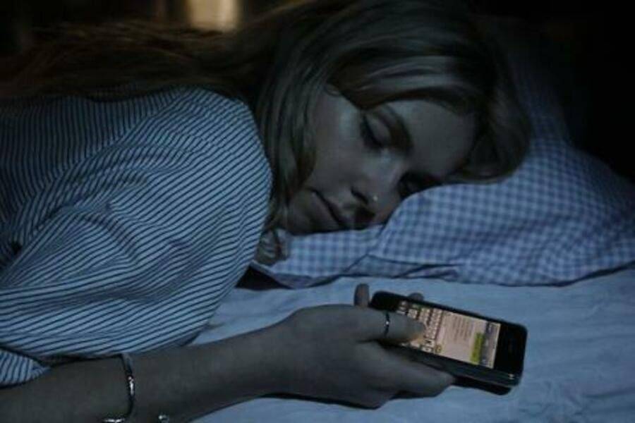 Куда лучше всего класть мобильный телефон во время сна? | informatio.ru