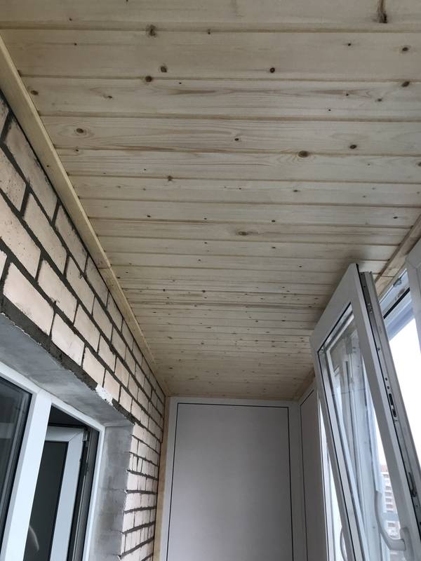 5 вариантов отделки потолка на балконе