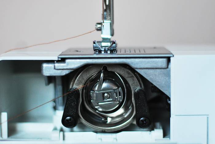 Почему швейная машина не захватывает нижнюю нить?