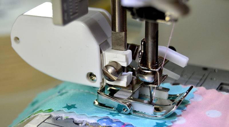 Почему швейная машинка пропускает стежки