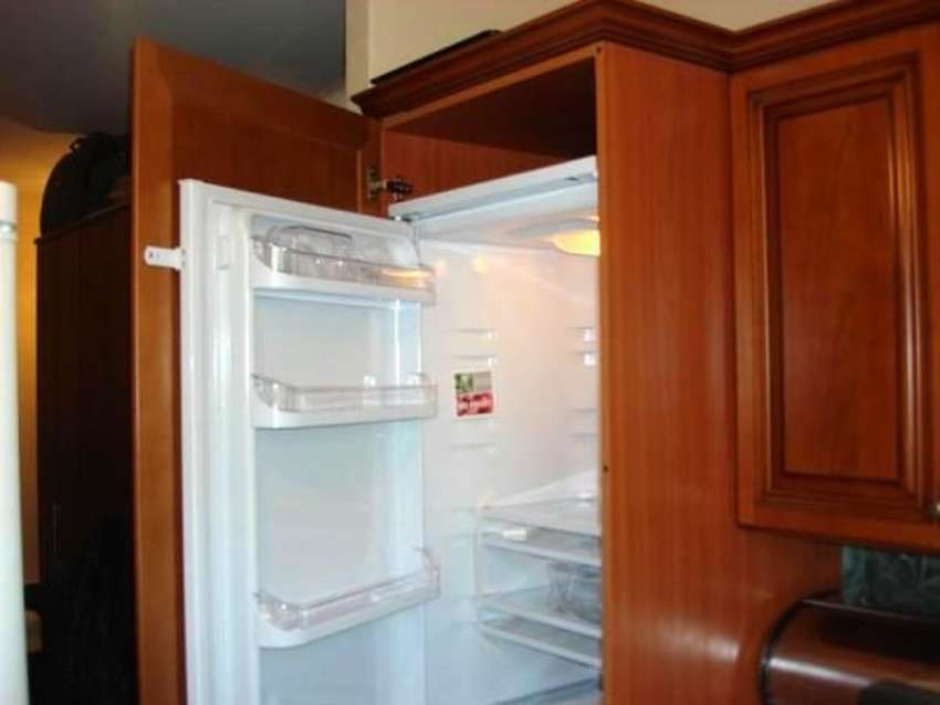 Как встроить обычный холодильник в шкаф?