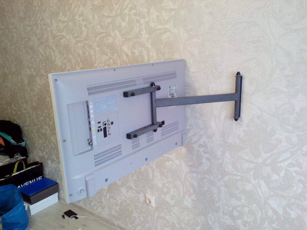 Как правильно повесить телевизор на стену: установка на кронштейн и самодельное крепление