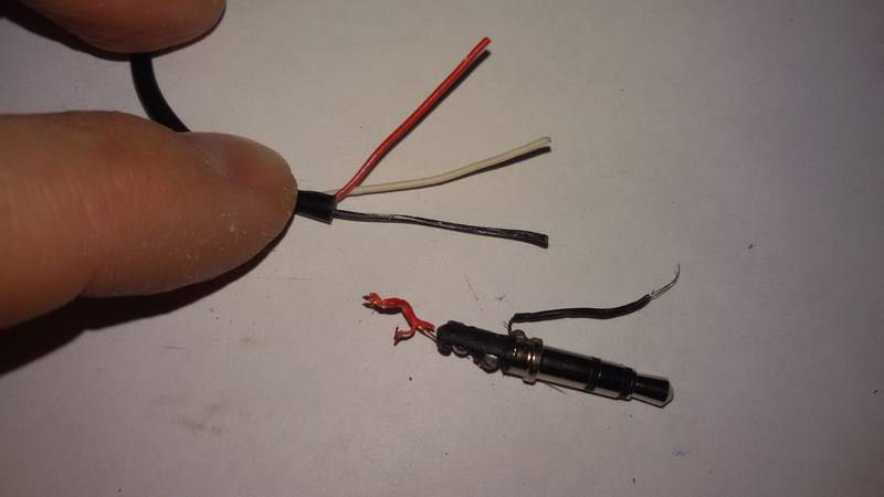 Как правильно припаять провода к штекеру наушников?
