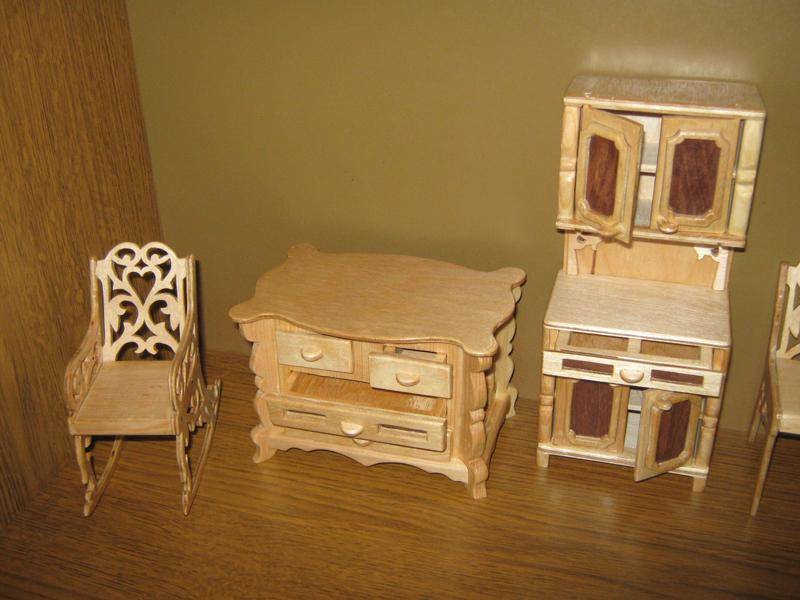 Домик и мебель для кукол своими руками из картона: схема, выкройка, фото. как сделать кровать, диван, шкаф, стол, стулья, кресло, кухню, холодильник, плиту, коляску для кукол из картона своими руками