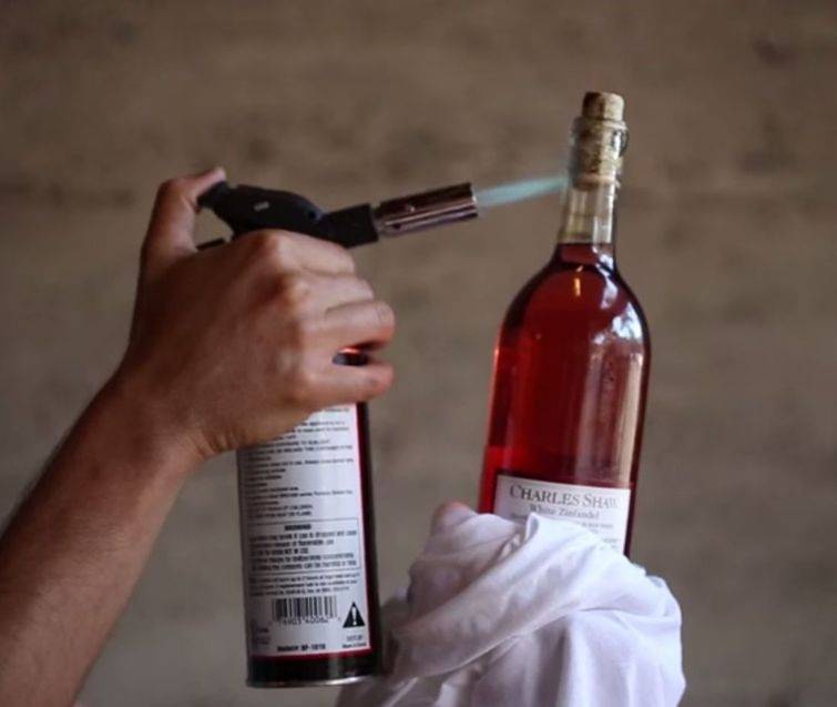 Как открыть вино без штопора, обычные и оригинальные способы