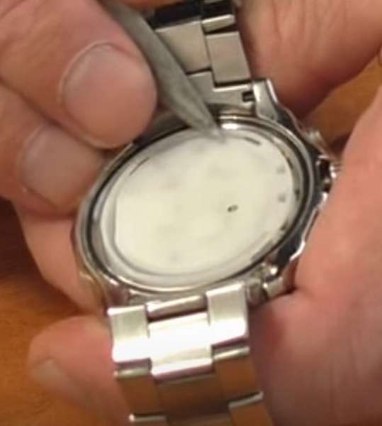 Как открыть часы ручные чтобы поменять батарейку