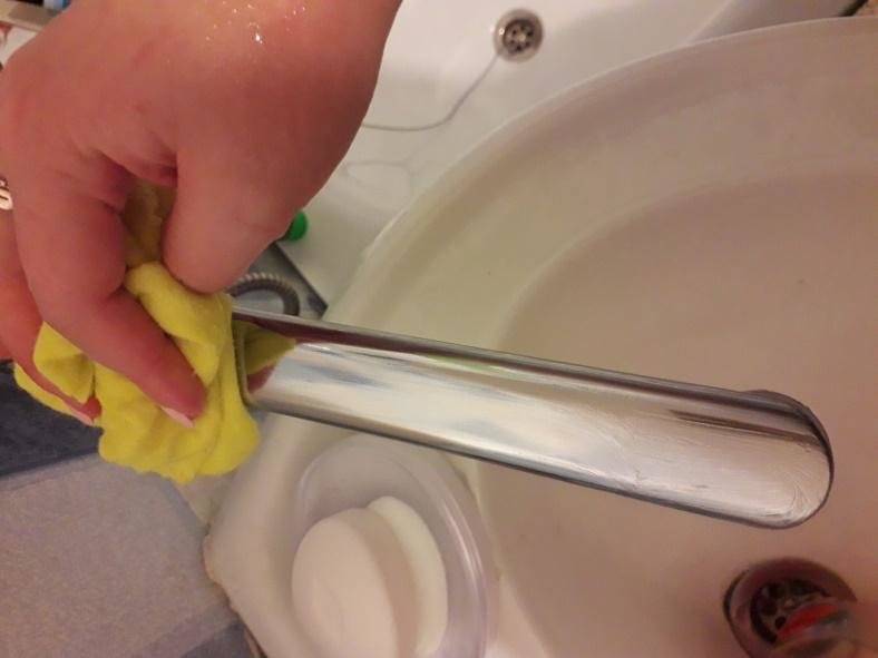Почистить ванну домашними средствами. Очистка ванны от ржавчины. Очистка от известкового налета. Отмыть кран от известкового налета в ванной в домашних. Ржавчина на кране в ванной.
